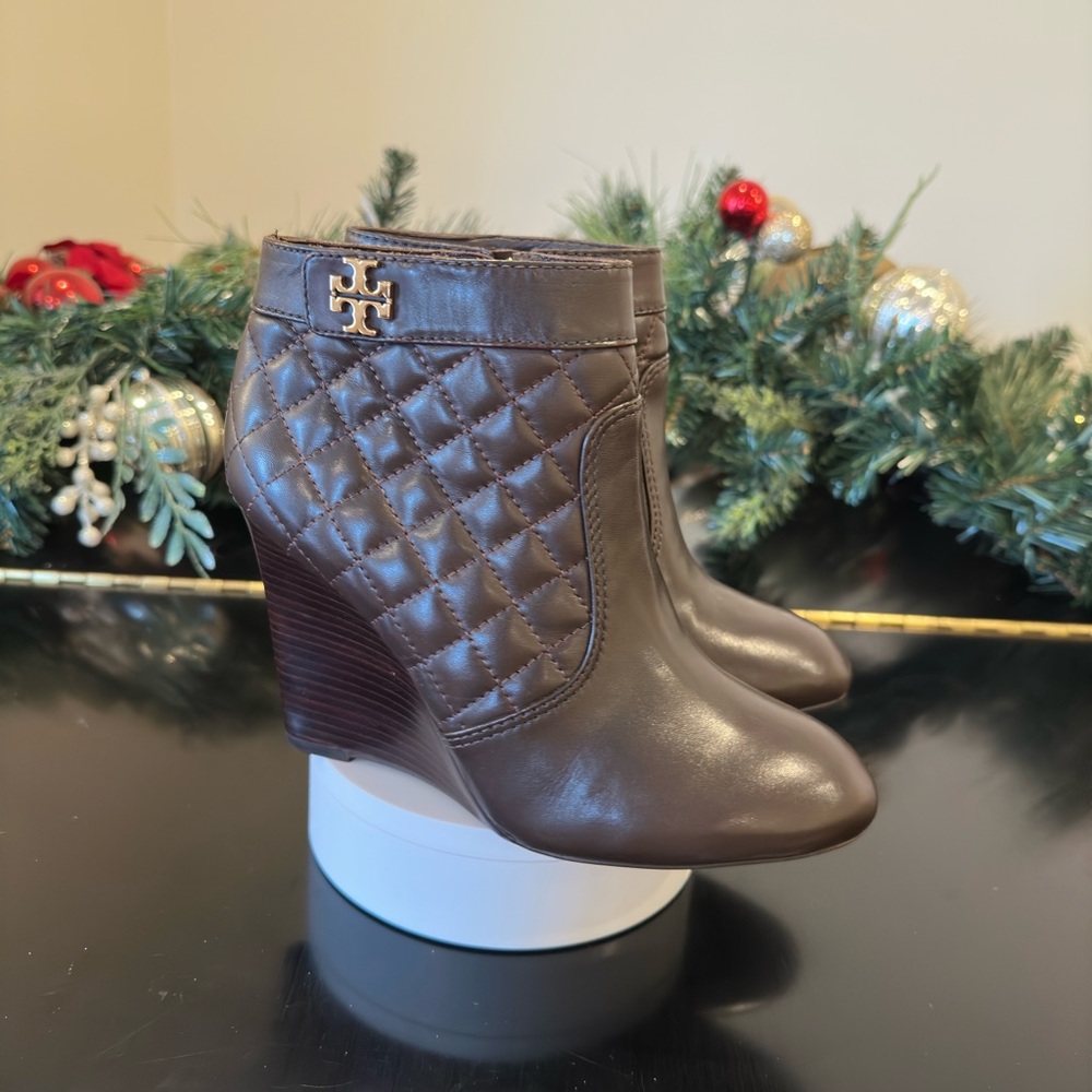 Tory Burch NWOT Authentic RARE Luxury Minimalist Quilted Brown Ankle Boots - Picture 4 of 17